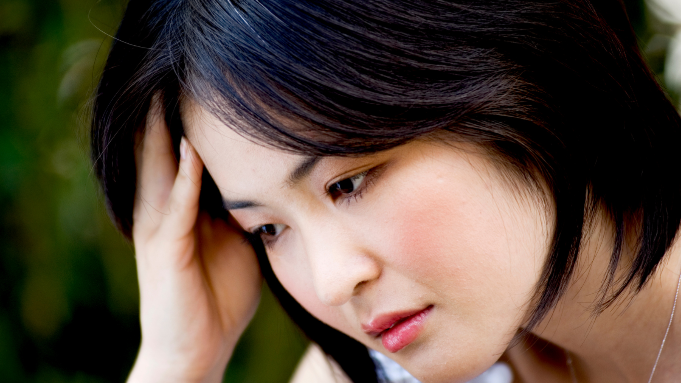 墓じまいの手続きを専門家に相談する様子