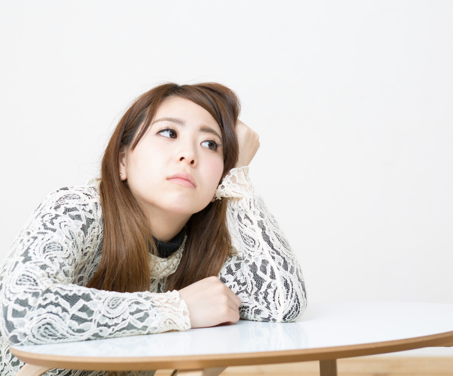 墓じまいの代行を誰に頼むべきか悩む女性